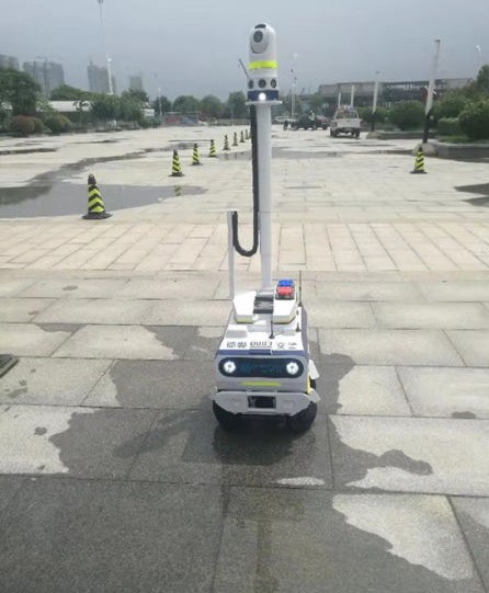 首批机器人交警