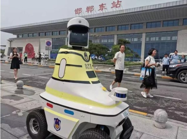 首批机器人交警